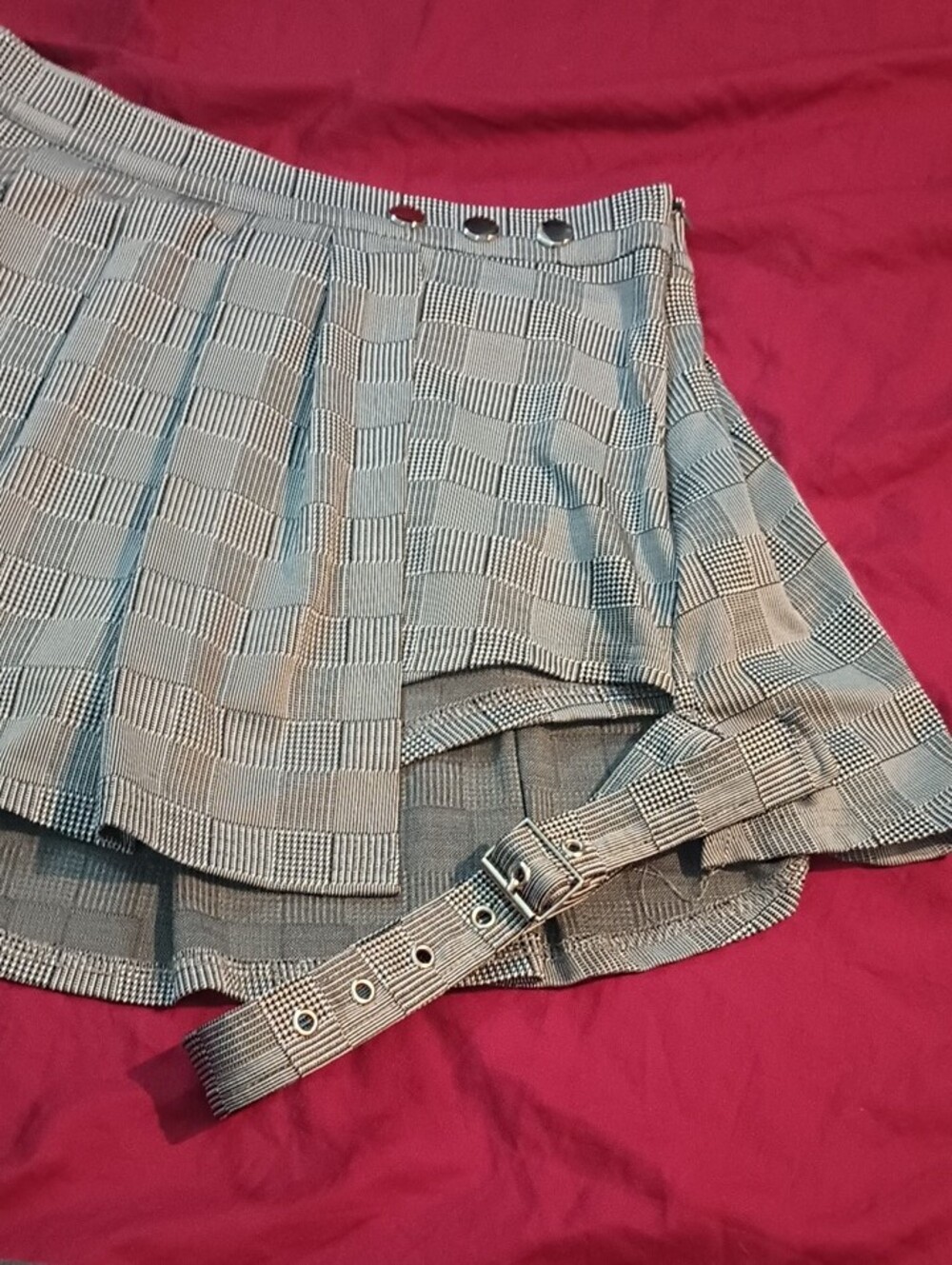 CBR Gray Plaid Pleated Mini Skort Side Thigh Buckle Woman's L Metal Detail Sexy - Picture 5 of 15